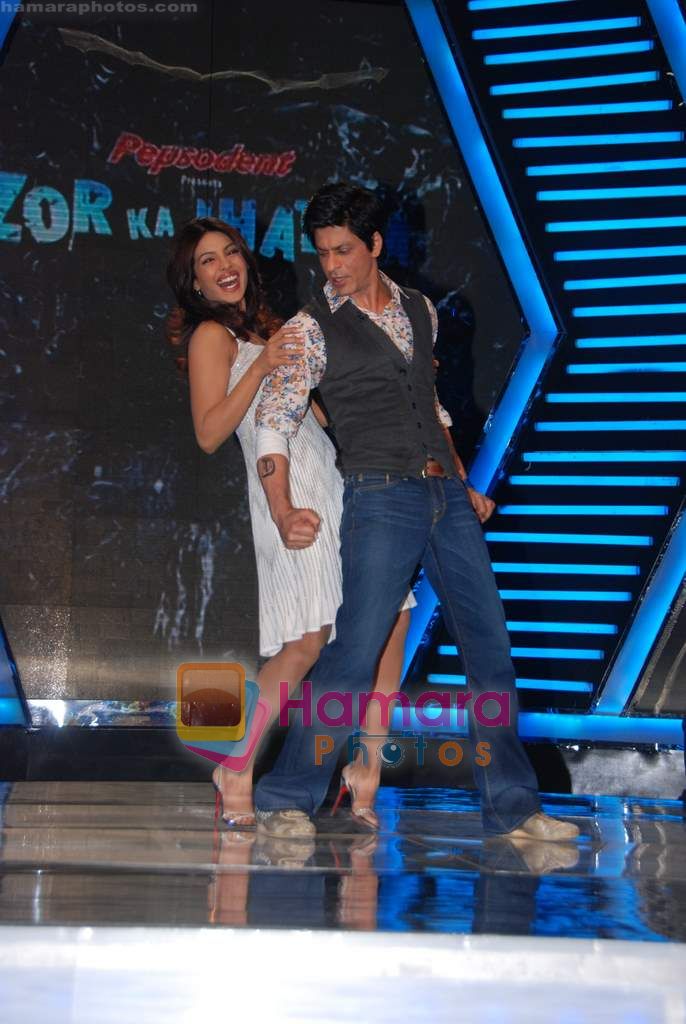 Priyanka Chopra, Shahrukh Khan on the sets of Imagine TV's Zor Ka Jhatka in Yasraj Studios on 7th Feb 2011 