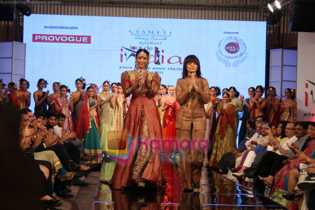 Model walk the ramp at Neeta Lulla's Fashion Show Finale at Gitanjali Cyclothon fashion show in Trident, Bandra, Mumbai on 7th Feb 2011 