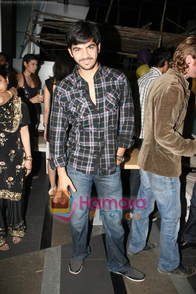 Karan Grover at TV birthday bash of actor Parul Chaudhry in Amboli on 11th Feb 2011 