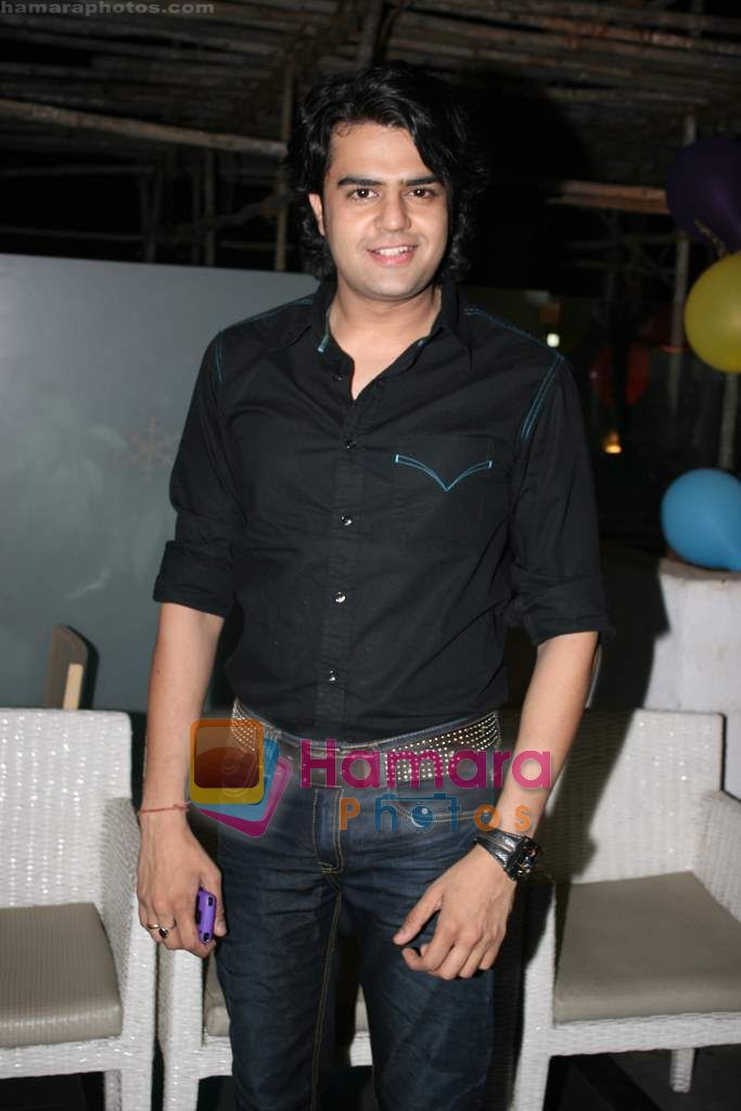 Manish Paul at TV birthday bash of actor Parul Chaudhry in Amboli on 11th Feb 2011 