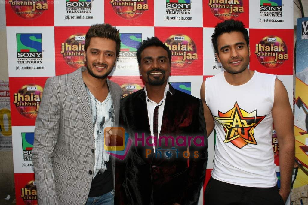 Ritesh Deshmukh, Remo D Souza, Jacky Bhagnani on the sets of Jhalak Dikhla Ja in Filmistan on 17th Feb 2011 