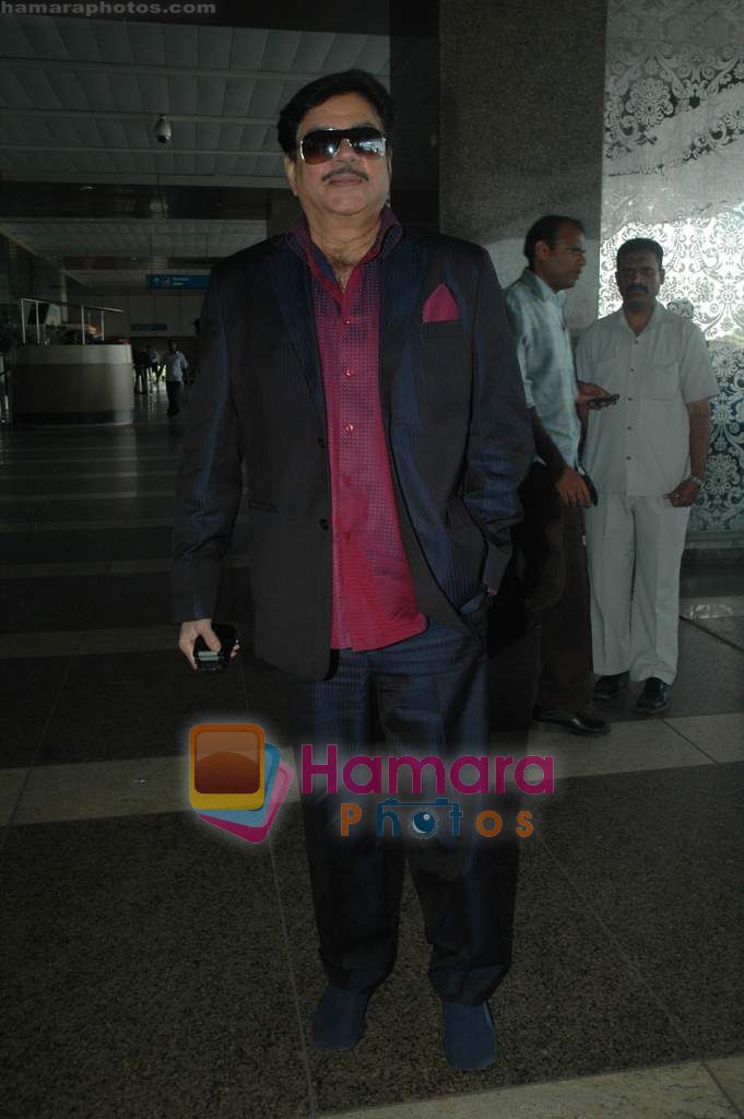Shatrughun Sinha at Mumbai airport on 18th Feb 2011 