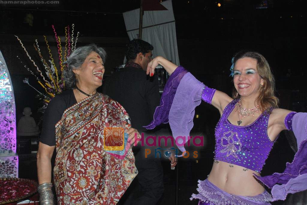 Dolly Thakore at Vivek Kumar and Pervez Damania's bash in Sahara Star on 19th Fen 2011 