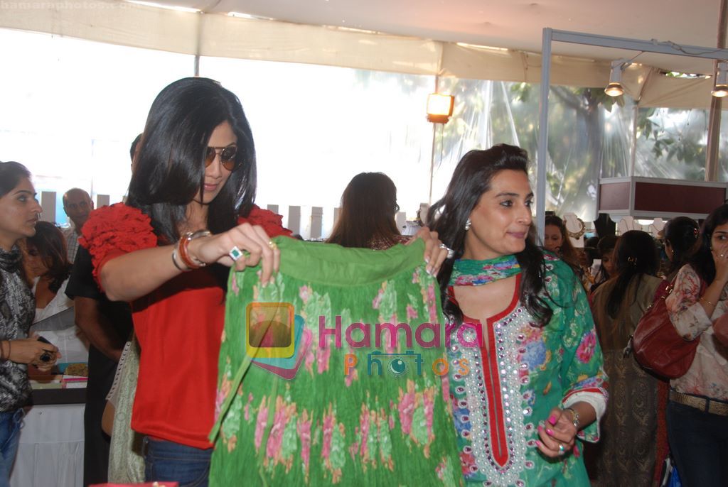 Shilpa Shetty, Mana Shetty at Araish exhibition in Blue Sea, Mumbai on 22nd Feb 2011 