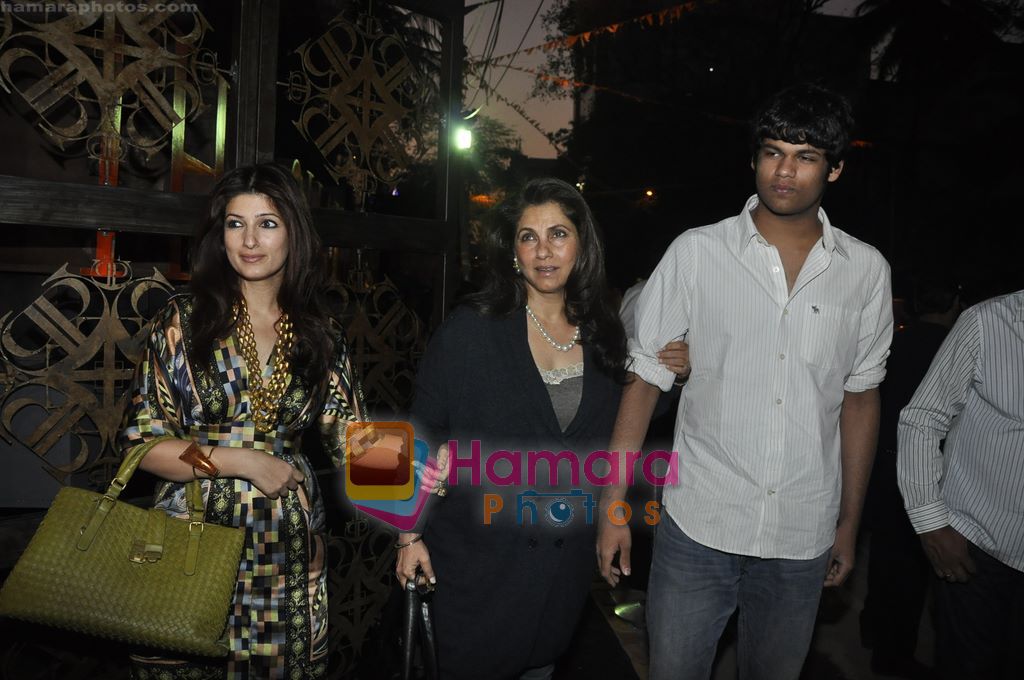 Twinkle Khanna, Dimple Kapadia at the Launch of Suzanne Roshan's The Charcoal Project in Andheri, Mumbai on 27th Feb 2011 