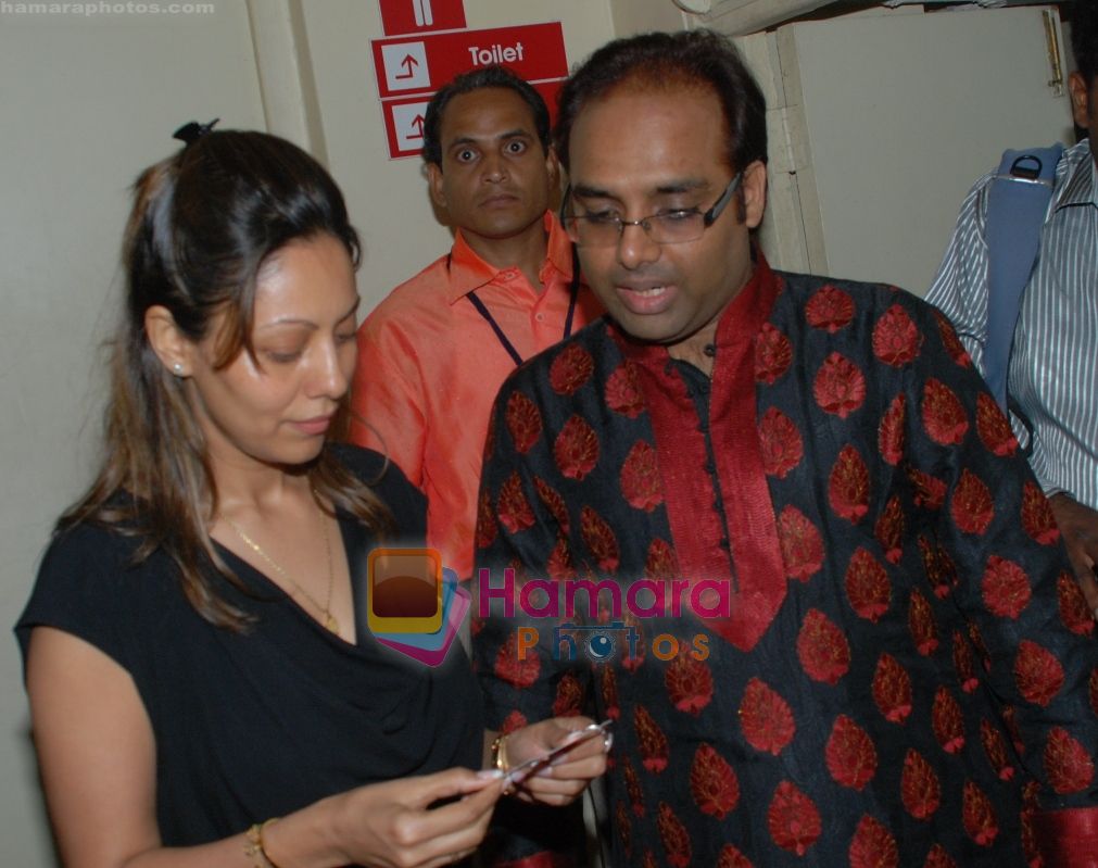 Gauri khan with Virendra Shankar at Nrityacharya Pt.Gaurishankar Foundation's The Living Legend in Mumbai on 27th Feb 2011