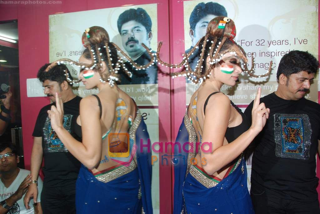 Sofiya Hayat gets her bare back painted in Shiva's Saloon on 2nd March 2011 