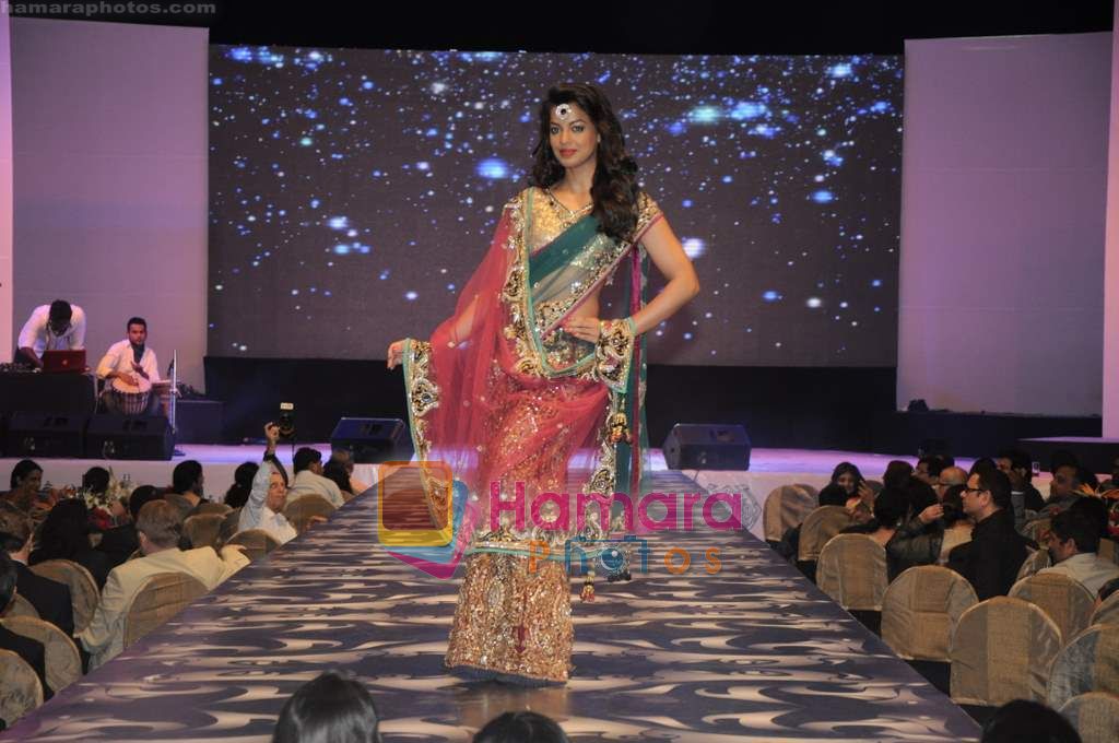 Mugdha Godse walks the ramp for Vikram Phadnis at HDIL Invitation cup awards night in Race Course on 5th March 2011 