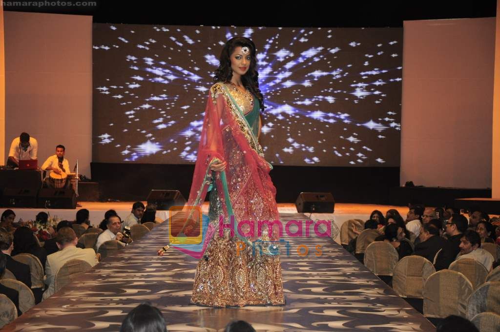 Mugdha Godse walks the ramp for Vikram Phadnis at HDIL Invitation cup awards night in Race Course on 5th March 2011 