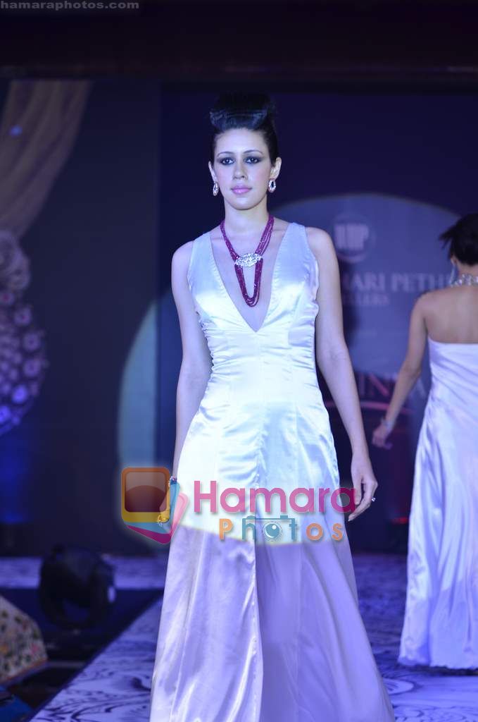 Model walks the ramp for Waman Hari Pethi jewellery show in Novotel on 6th March 2011 