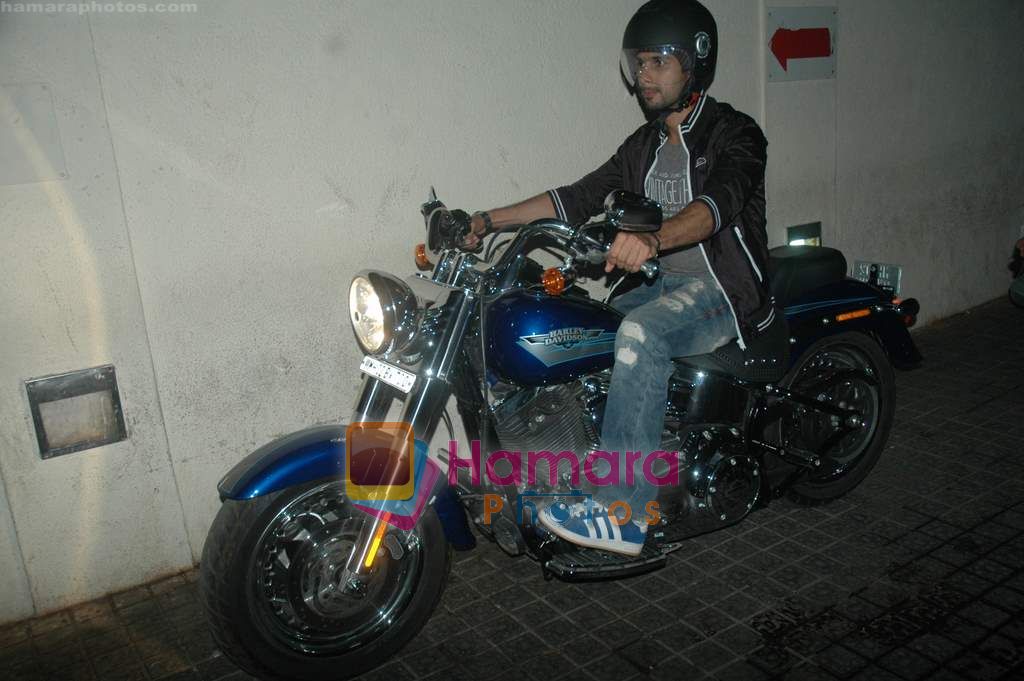 Shahid Kapoor snapped at multiplex in Juhu on 6th March 2011 ~0
