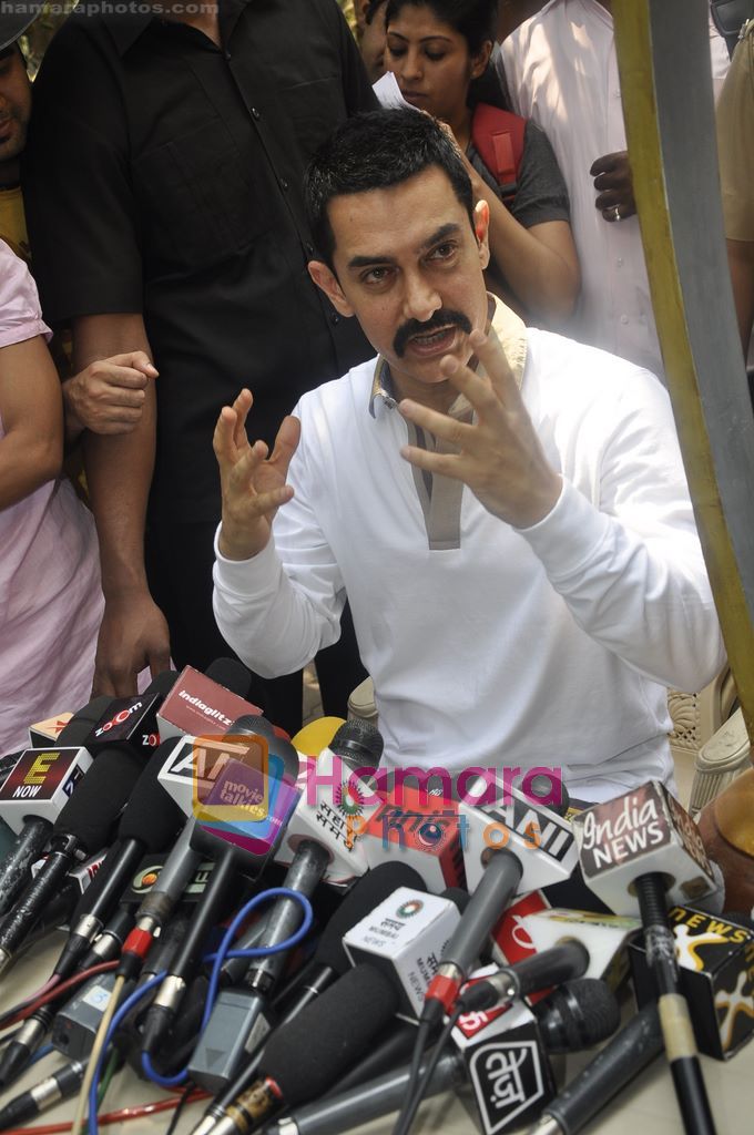 Aamir Khan celebrates 46th birthday with Media in Bandra, Mumbai on 14th March 2011 