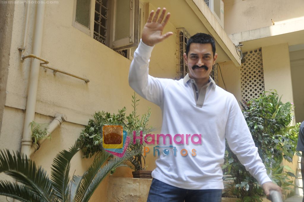 Aamir Khan celebrates 46th birthday with Media in Bandra, Mumbai on 14th March 2011 