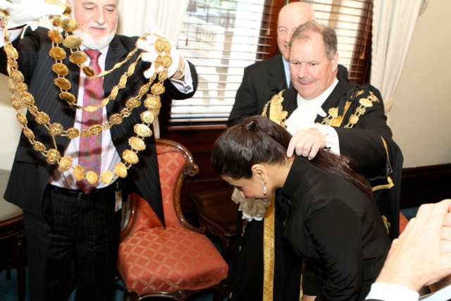 Vidya Balan honoured by the Mayor of Melbourne on 14th March 2011 .jpeg