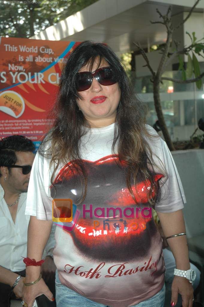 Dolly Bindra play holi in Andheri on 15th March 2011 