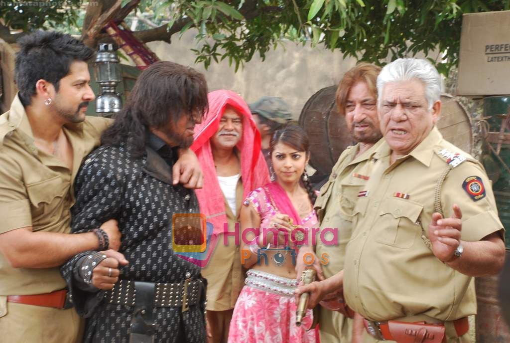 Om Puri On location of film Bin Bulaye Baarati in Kamalistan on 17th March 2011