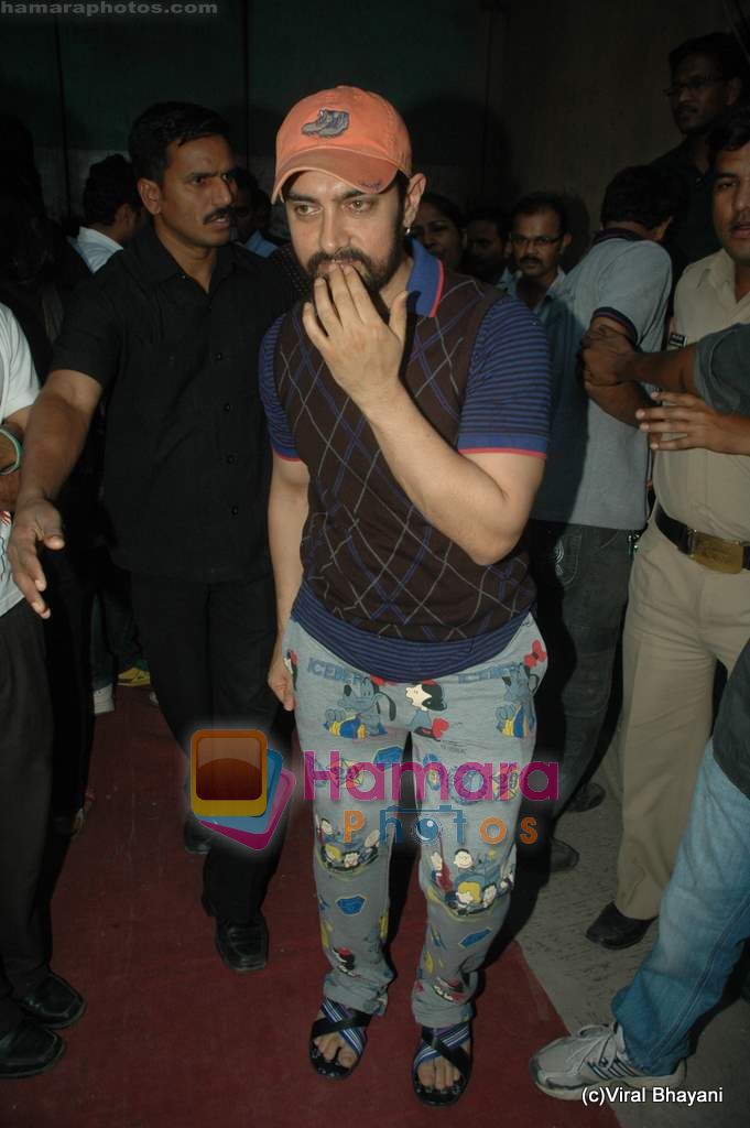  Aamir Khan snapped in funny kiddy pants post ad shoot in Filmistan on 18th March 2011 