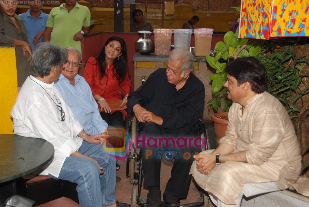 Shashi Kapoor at Rekha Bharadwaj's play premiere show in Prithvi on 18th March 2011 