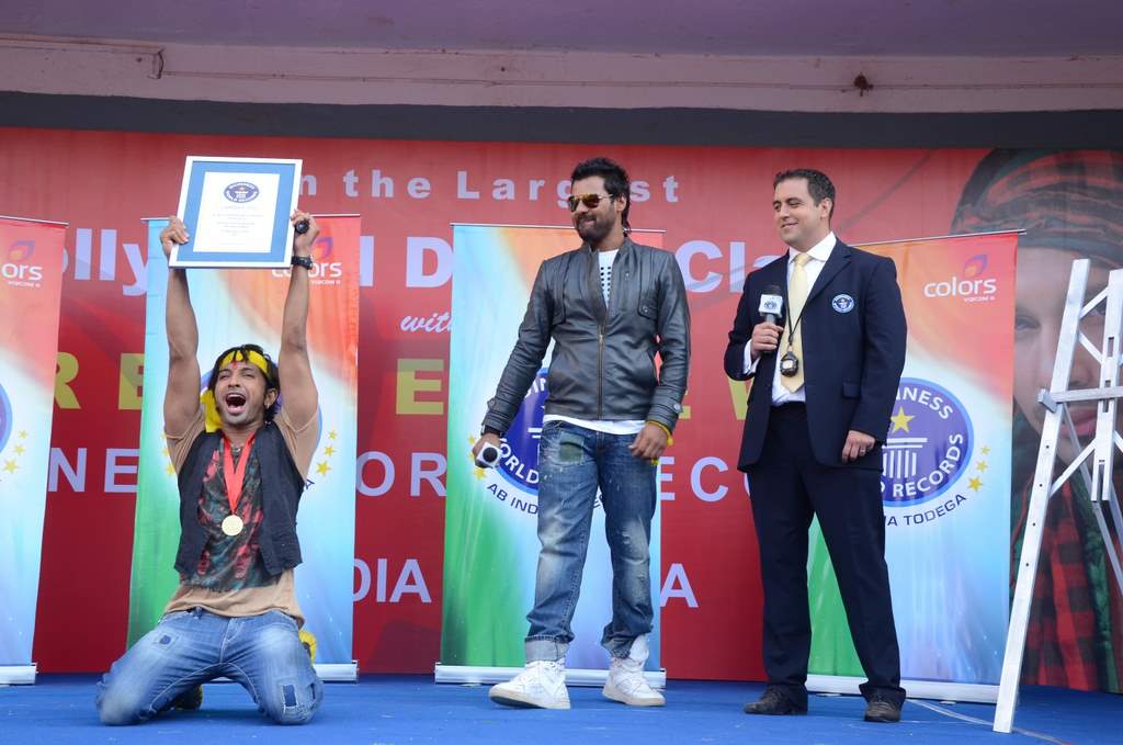 TERENCE LEWIS SUCCESSFULLY BREAKS THE GUINNESS WORLD RECORD - Ab India Todega on 19th March 2011