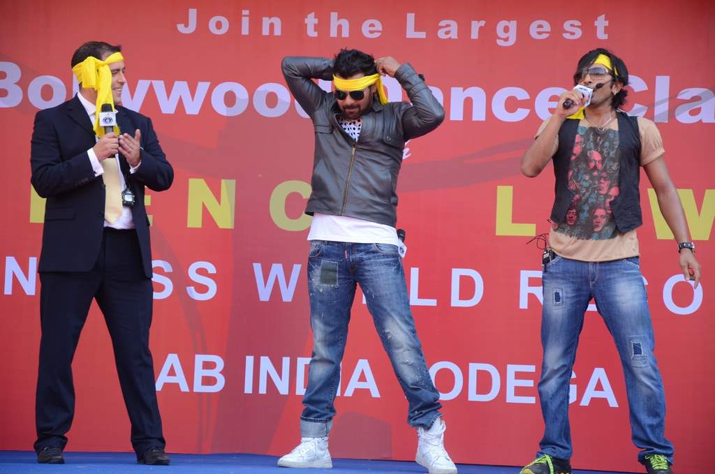 TERENCE LEWIS SUCCESSFULLY BREAKS THE GUINNESS WORLD RECORD - Ab India Todega on 19th March 2011 