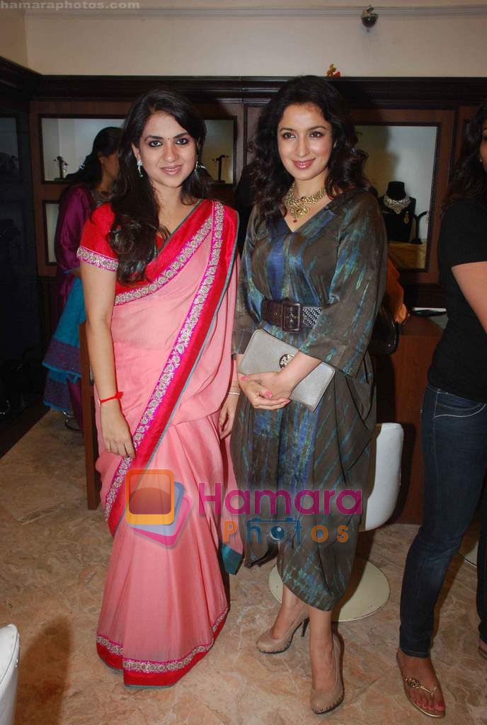 Tisca Chopra, Shaina NC at designer Shaina NC jewellry line launch for Ramniklal and sons in Hughes Road on 24th March 2011 