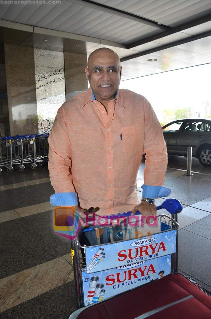 Puneet Issar leave for Mohali for cricket match on 30th March 2011 