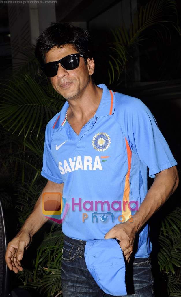 Shahrukh Khan at Mannat today as he supports Indian team on 30th Mrch 2011 