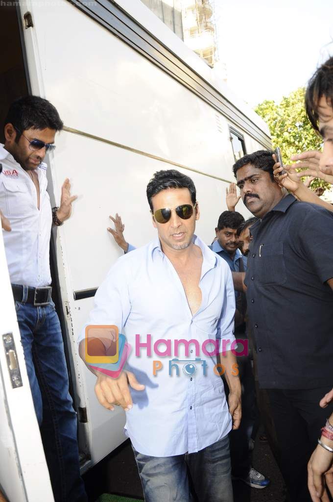 Akshay Kumar and Sunil Shetty promote Thank You outside SRK's house Mannat on 31st March 2011 