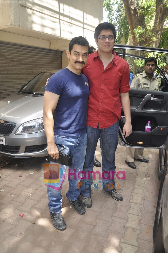 Aamir Khan leaves for India-Srilanka worldcup Finale in Bandra, Mumbai on 2nd April 2011 