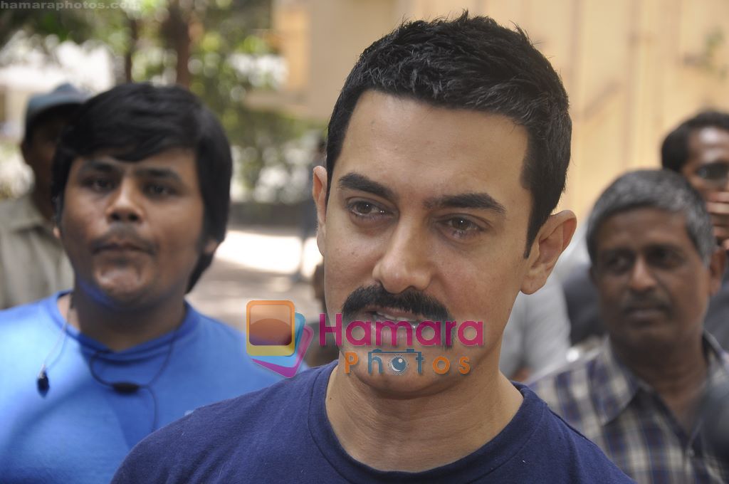 Aamir Khan leaves for India-Srilanka worldcup Finale in Bandra, Mumbai on 2nd April 2011 
