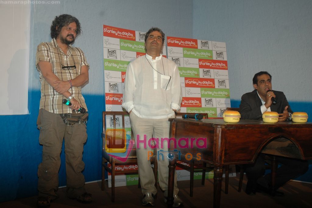 Vishal Bharadwaj, Amole Gupte at the launch of Amole Gupte's Stanley ka Dabba in Menboob,  Mumbai on 6th April 2011 