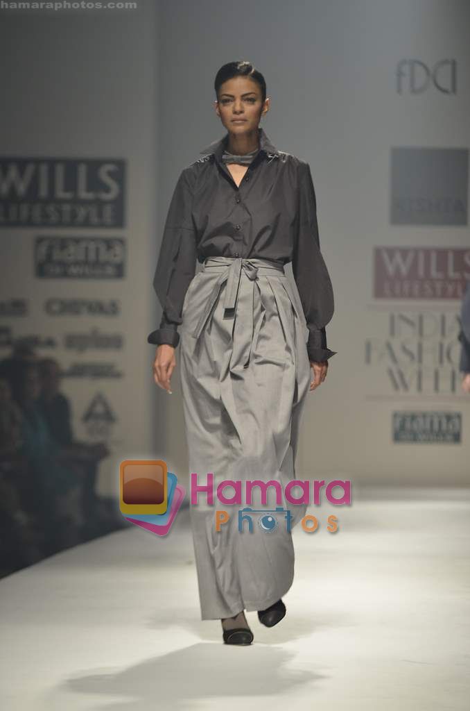 Model walks the ramp for Rishta show on Wills Lifestyle India Fashion Week 2011 - Day 1 in Delhi on 6th April 2011 