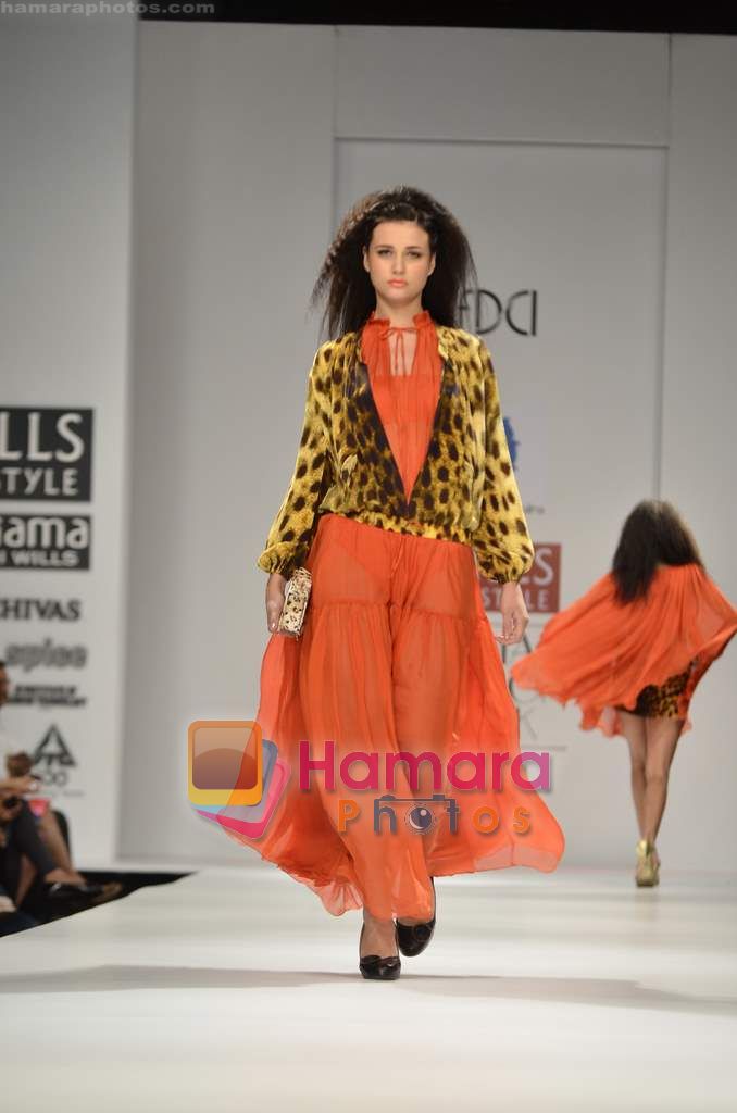 Model walks the ramp for Hemant Nandita show on Wills Lifestyle India Fashion Week 2011 - Day 3 in Delhi on 8th April 2011 