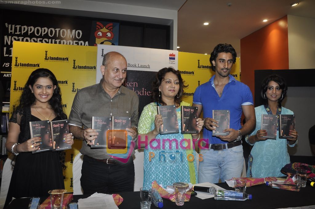 Anupam Kher, Kunal Kapoor, Mahie Gill, Avika Gor at the launch of Broken Melodies Book in Landmark, Mumbai on 8th April 2011 