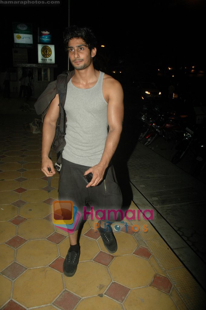 Pratiek babbar snapped getting out of Golds Gym in Bandra, Mumbai on 8th April 2011 