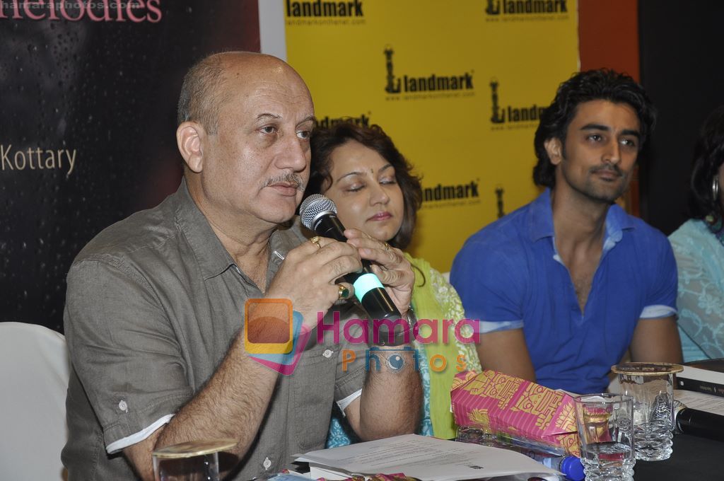 Anupam Kher, Kunal Kapoor at the launch of Broken Melodies Book in Landmark, Mumbai on 8th April 2011 