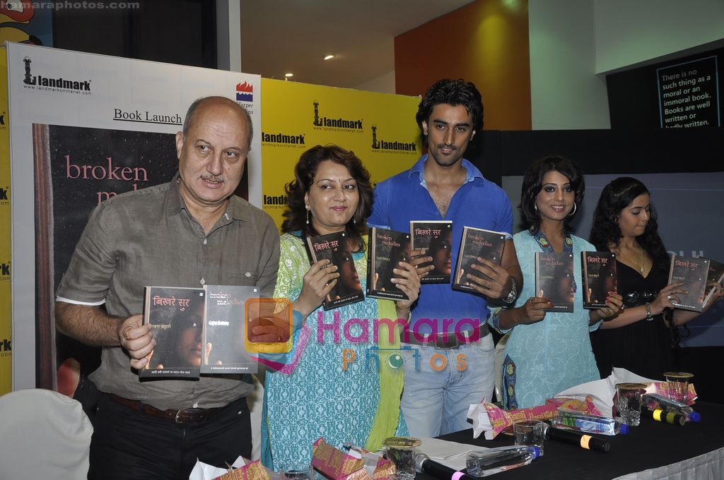 Anupam Kher, Kunal Kapoor, Mahie Gill, Avika Gor at the launch of Broken Melodies Book in Landmark, Mumbai on 8th April 2011 