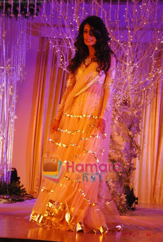 Sarah Jane Dias at Shane-Falguni show at Shehnaai 2011 in J W marriott, Juhu, Mumbai on 9th April 2011 