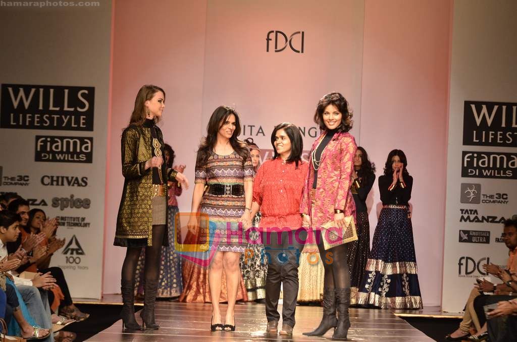 Model walks the ramp for Anita Dongre show on Wills Lifestyle India Fashion Week 2011-Day 5 in Delhi on 10th April 2011