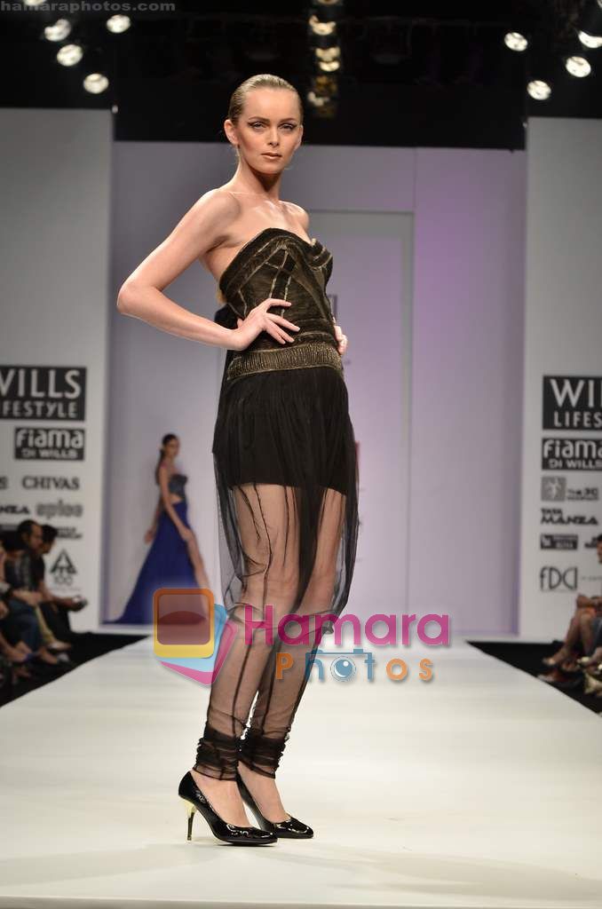 Model walks the ramp for Khushali Kumar show on Wills Lifestyle India Fashion Week 2011-Day 5 in Delhi on 10th April 2011 
