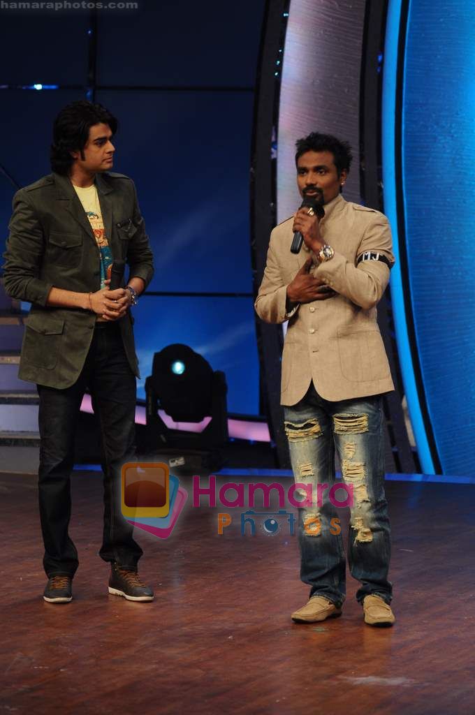 Remo D Souza, Manish Paul at Zee TV Dance Ke Superstars on 12th April 2011 ~0