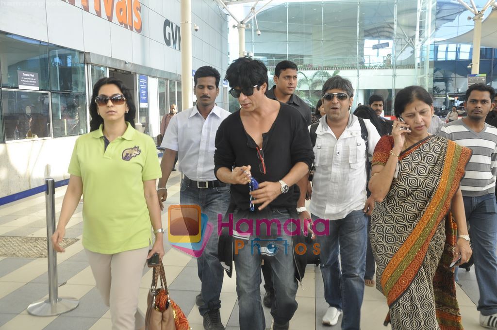 Shahrukh Khan, Juhi Chawla arrive from Kolkata after KKR win in Domestic Airport, Mumbai on 12th April 2011 