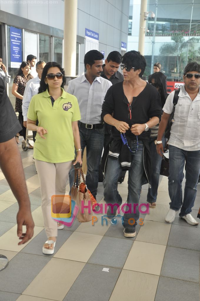 Shahrukh Khan arrive from Kolkata after KKR win in Domestic Airport, Mumbai on 12th April 2011 