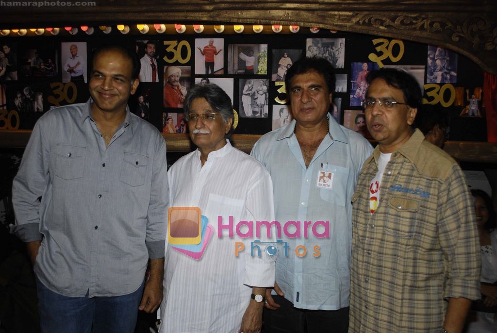Ashutosh Gowariker, Raj Babbar, Anant Mahadevan at Ekjute Theatre 30th year celebrations in Prithvi, Juhu, Mumbai on 14th April 2011 