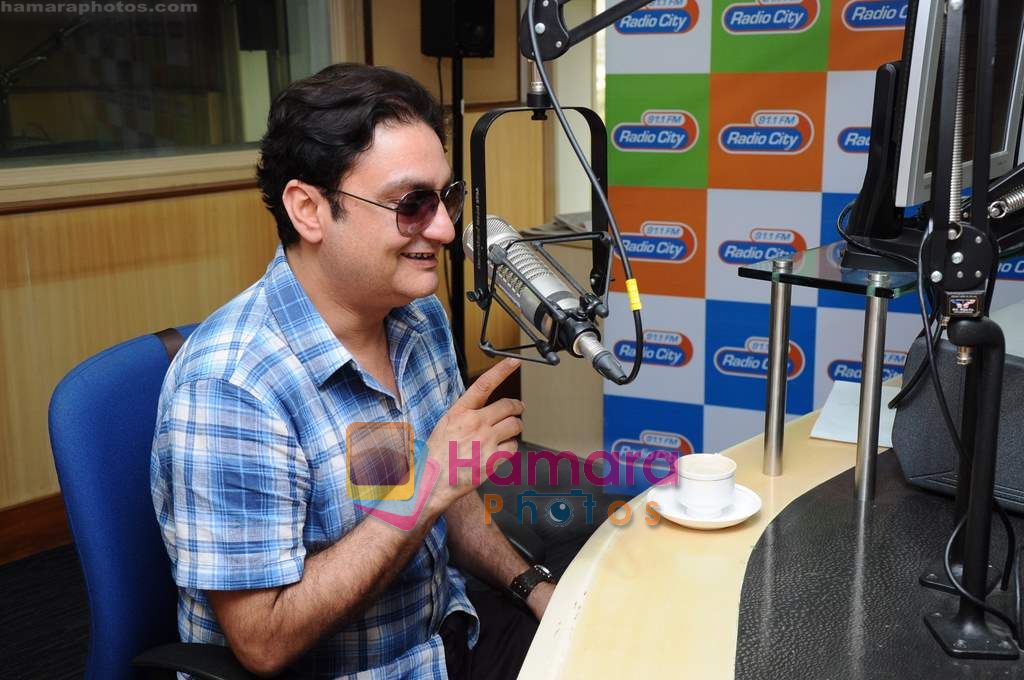 Vinay Pathak at Radiocity to promote Chalo Dilli in Radiocity on 14th April 2011 