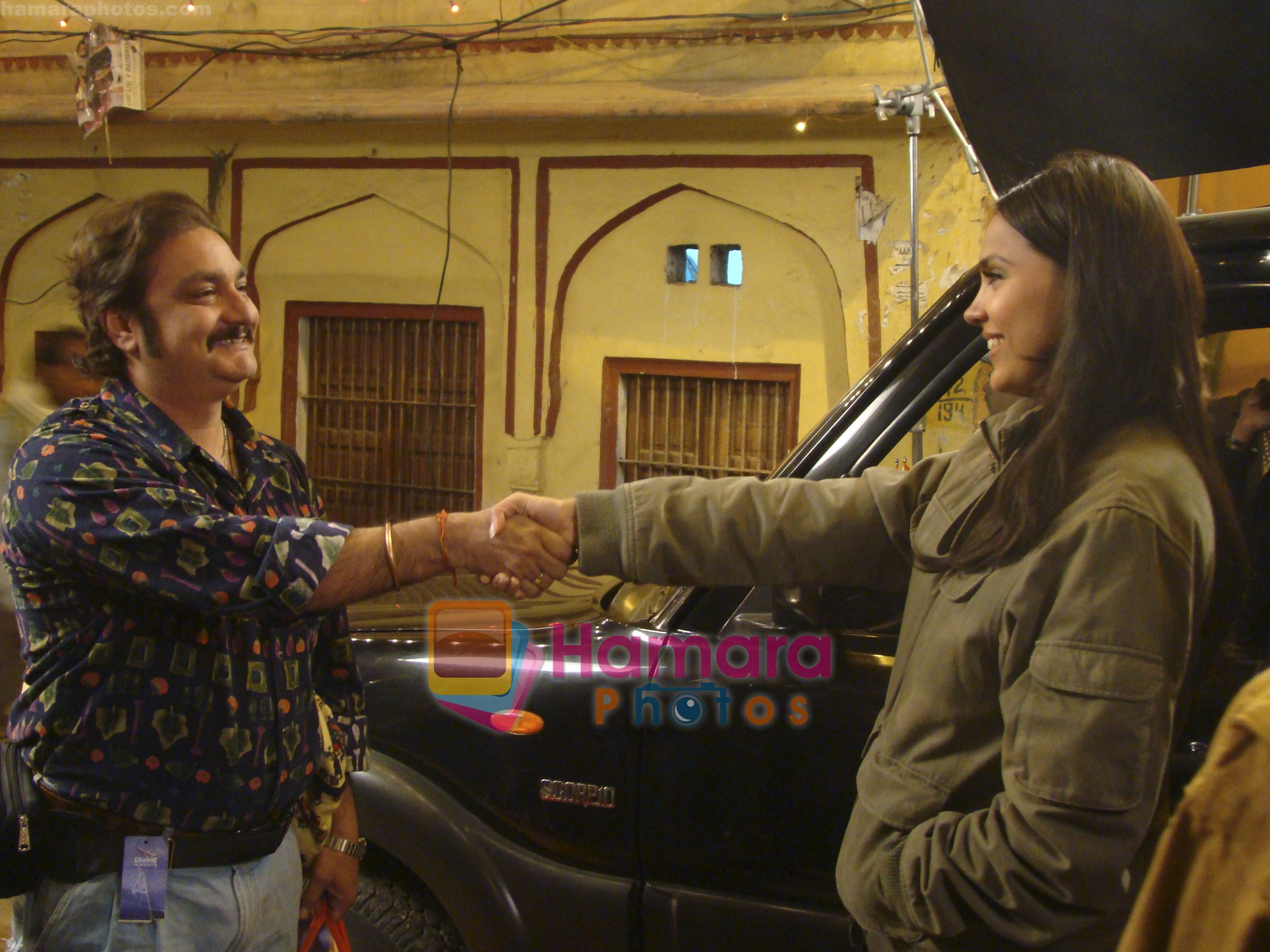 Lara Dutta, Vinay Pathak in the still from movie Chalo Dilli / Chalo Dilli  - Bollywood Photos