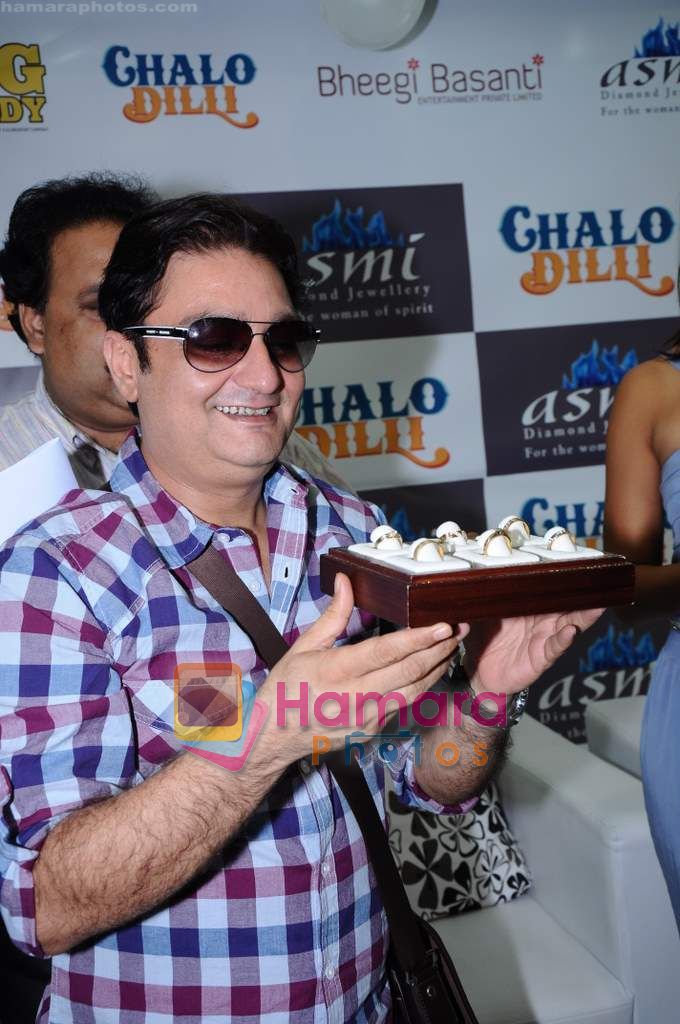 Vinay Pathak promote Chalo Dilli through Asmi Diamonds in Atria Mall on 20th April 2011  - Copy