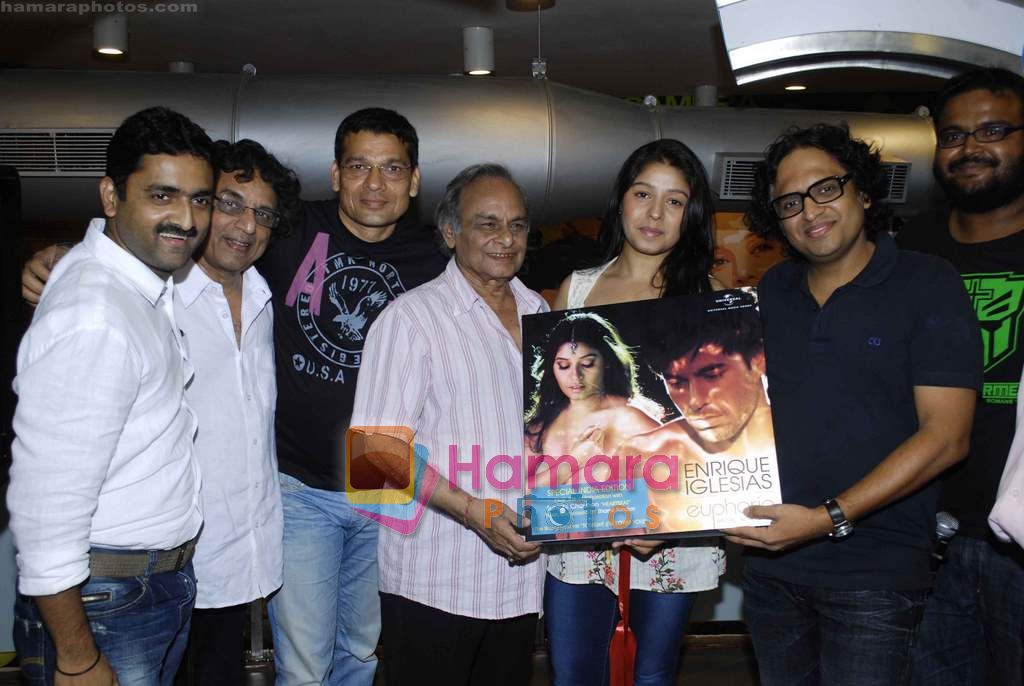 Sunidhi Chauhan, Shamir Tandon, Anandji promotes her latest album Heart Beat with Enrique Iglesias at Planet M 