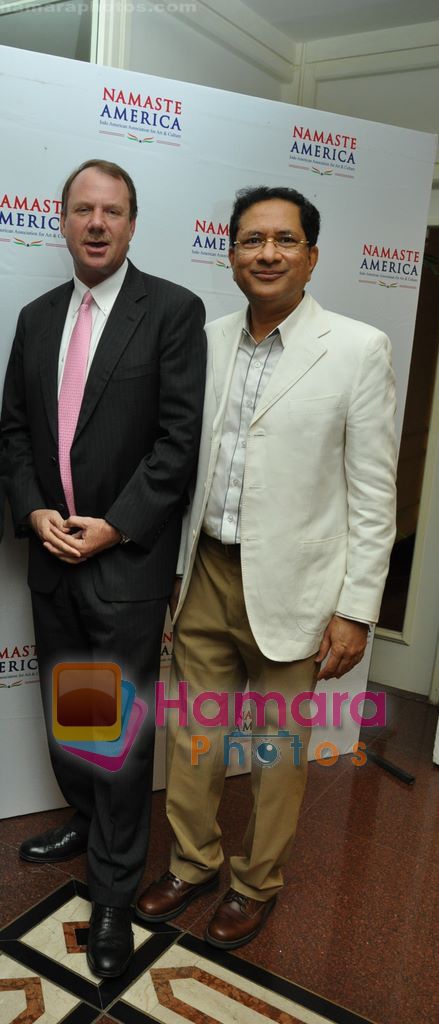 Mr. Paul A. Folmsbee and Mr. Atul Nishar at Namastey America farewell bash for Paul Fomsbee in Trident, Mumbai on 21st April 2011