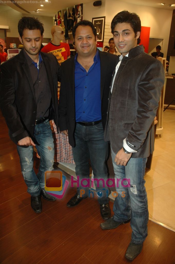 Vatsal Seth, Ruslaan Mumtaz at provogue store launch  in Infinity Mall, Mumbai on 26th April 2011 